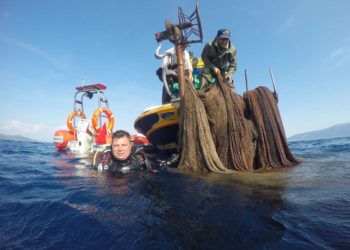 BALIKESİR İTFAİYESİ SU ALTI YAŞAMINI TEHDİT EDEN AĞI DENİZDEN ÇIKARTTI