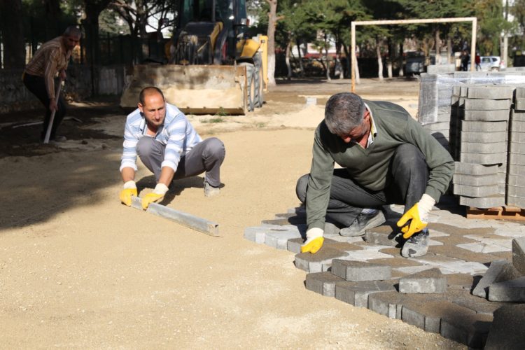 BURHANİYE’DE OKUL BAHÇELERİNE YARIYIL BAKIMI