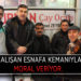 ÇALIŞAN ESNAFA KEMANIYLA MORAL VERİYOR.