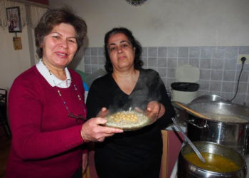 Anneler, Keşkek Yaparak Çocuk Okutuyor