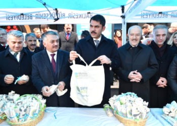 Bakan Kurum Bez Torba Dağıttı