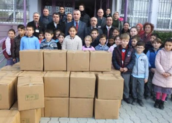 Burhaniye’den Derik’teki Öğrencilere Kırtasiye Malzemeleri ve Giysi