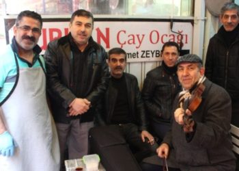 Çalışan Esnafa Kemanıyla Moral Veriyor