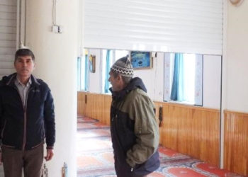Cemaat Isıtmakta Zorlandığı Camiyi Panjurla Böldü