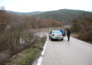 Kepsut’ta Aşırı Yağış Yolu Kapattı