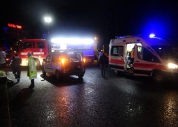 Kırmızı Işıkta Geçen Otomobile Tır Çarptı: 3 Yaralı