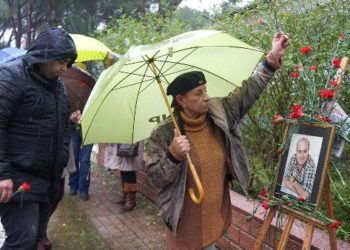 Mumcu, Ayvalık’taki Evinin Önünde Anıldı