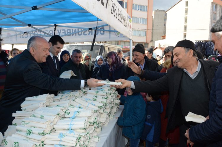 Dursunbey’de vatandaşlara Ücretsiz bez torba dağıtıldı