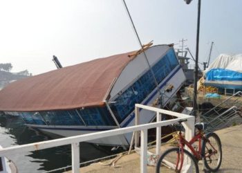 Erdek’te Restoran Olarak Kullanılan Tekne Kısmen Suya Gömüldü