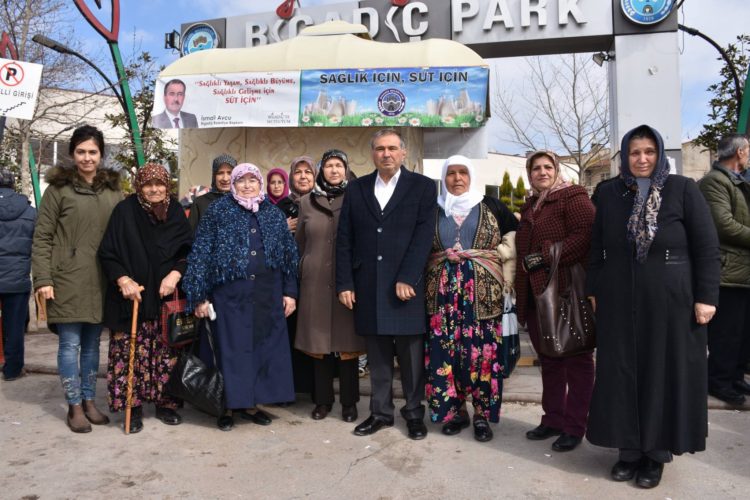 Bigadiç’te süt dağıtımı devam ediyor