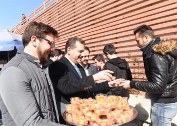 Öğrencilerle otobüse bindi, öğle yemeği yedi