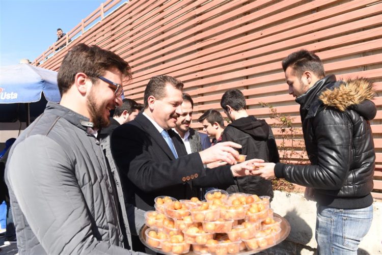 Öğrencilerle otobüse bindi, öğle yemeği yedi