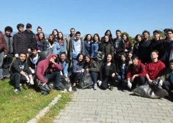 Burhaniye’de Liseli Gençlerden Çevre Temizliği
