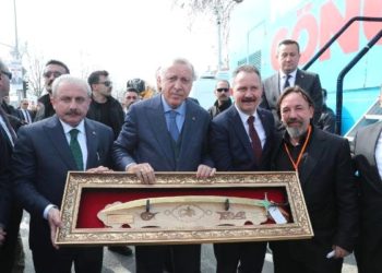 Cumhurbaşkanı Erdoğan’a Kanuni Kılıcı Hediye Etti