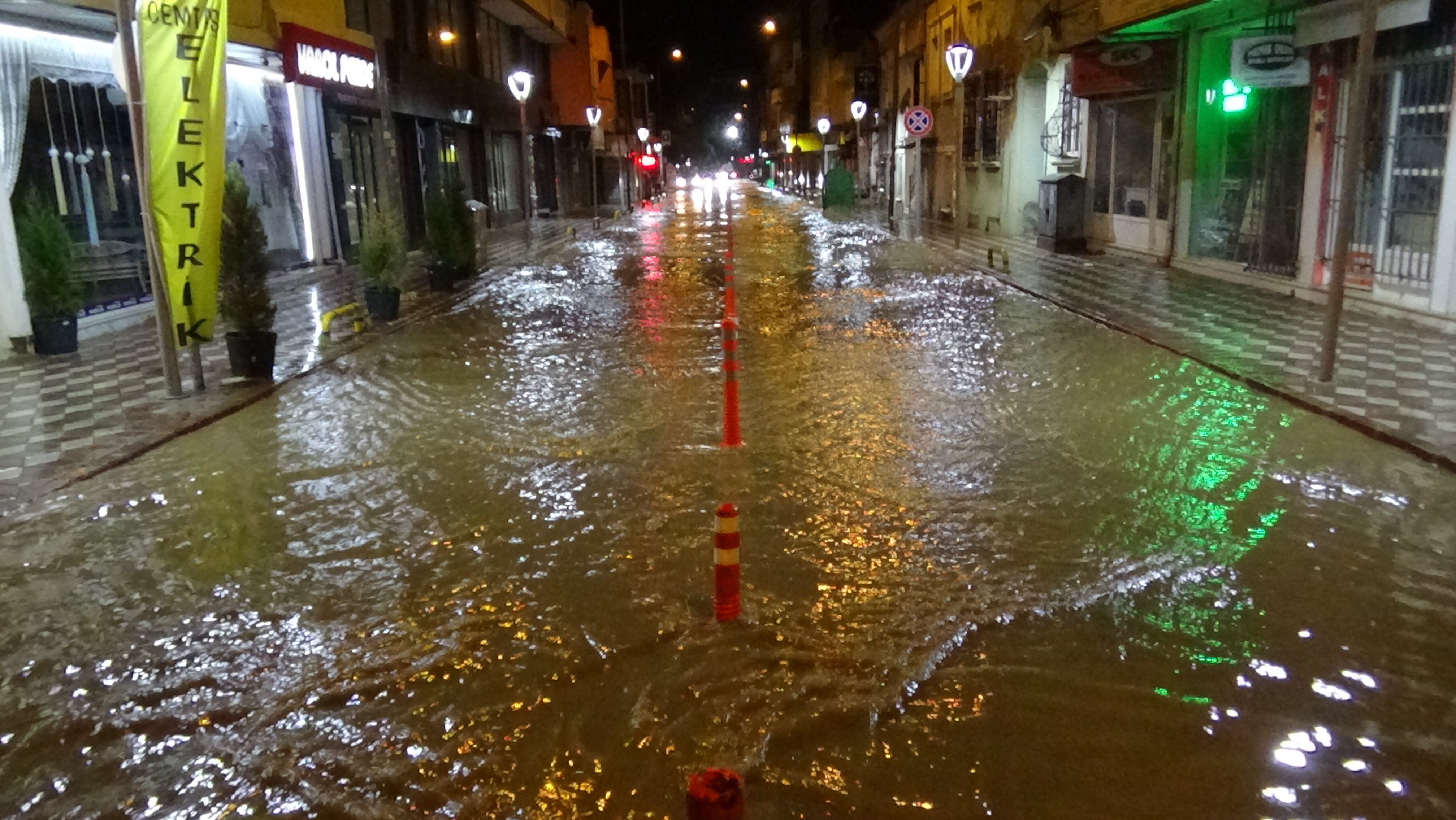 CADDE VE SOKAKLAR GÖLE DÖNDÜ..