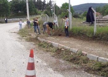 İvrindili gençler belediye işçilerine yardım etti