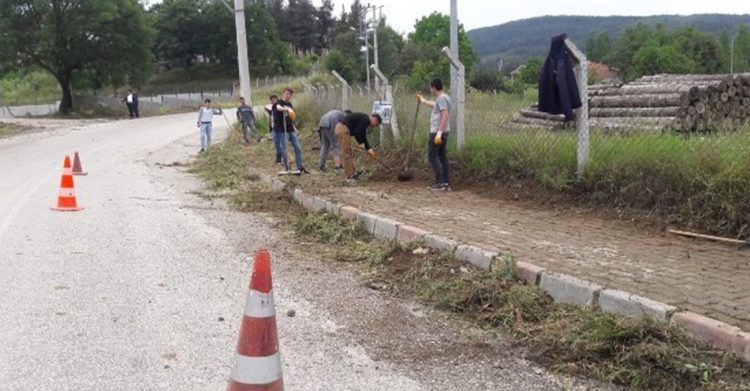 İvrindili gençler belediye işçilerine yardım etti