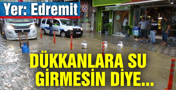 Dükkanlarına su girmesin diye yolu tüplerle kapattılar