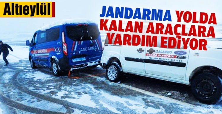 Jandarma ekipleri yolda mahsur kalan araçlar yardım etti
