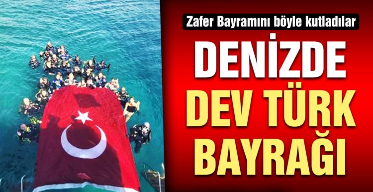 Zafer Bayramını denizde dev Türk bayrağı açarak kutladılar