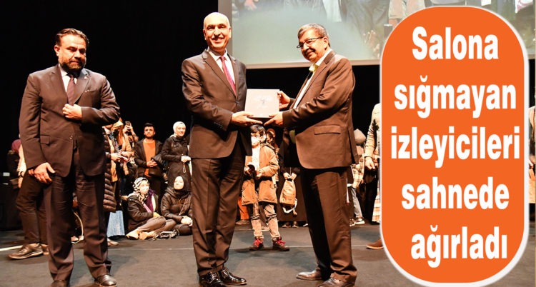 Salona sığmayan izleyicileri sahnede ağırladı