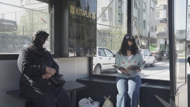 Dur yolcu oturduğun durakta kitap var