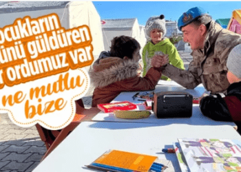 Mehmetçik Malatya’daki depremzede çocuklarla oyun oynadı