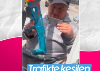 Trafik polisi gibi davranan down sendromlu gencin mutlu anları sosyal medyada viral oldu