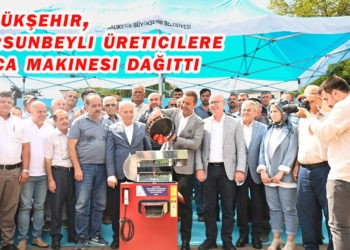 Büyükşehir, Dursunbeyli üreticilere salça makinesi dağıttı