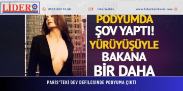 Paris’teki dev defilesinde podyuma çıktı